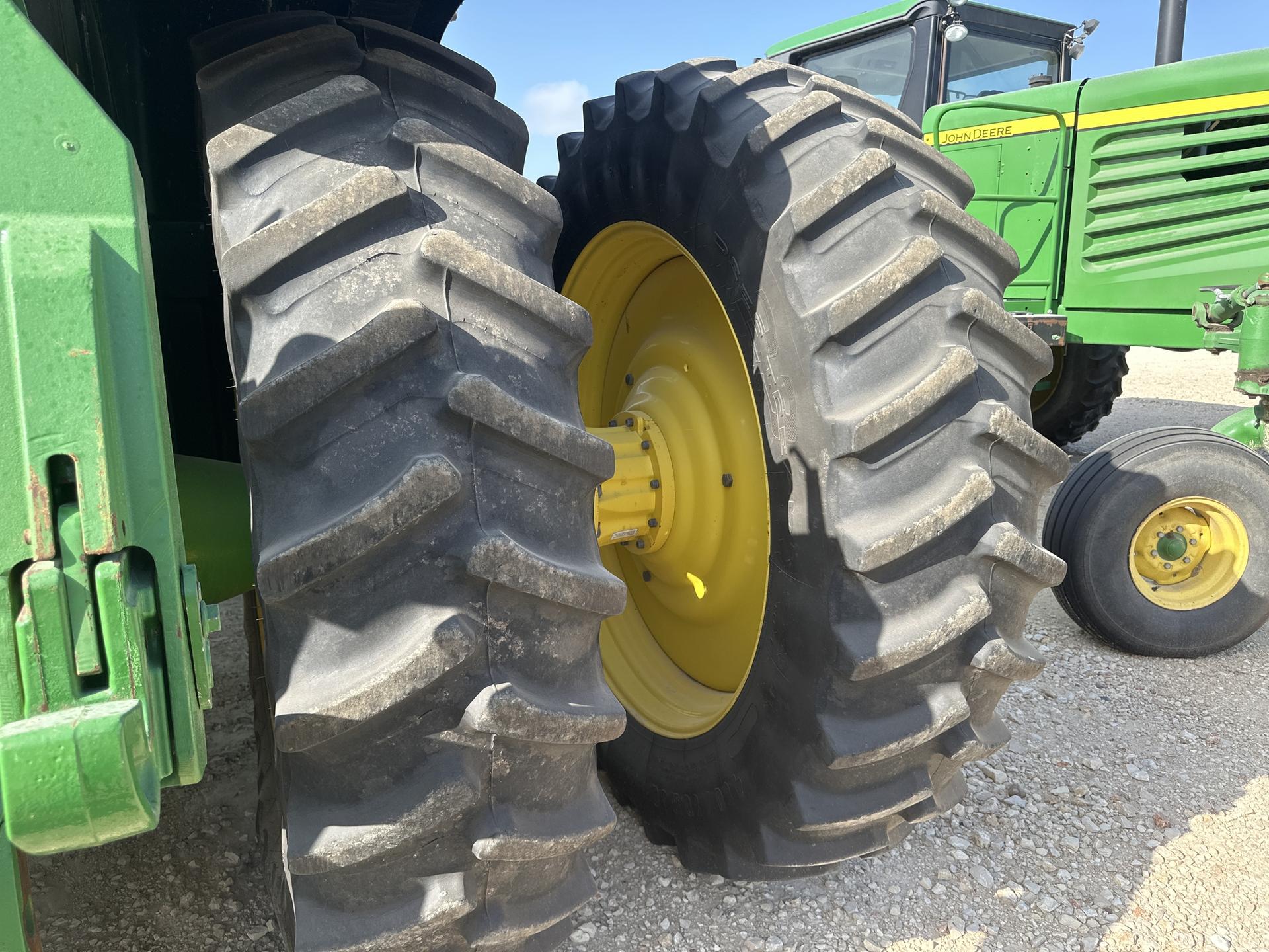 2022 John Deere 8R 340