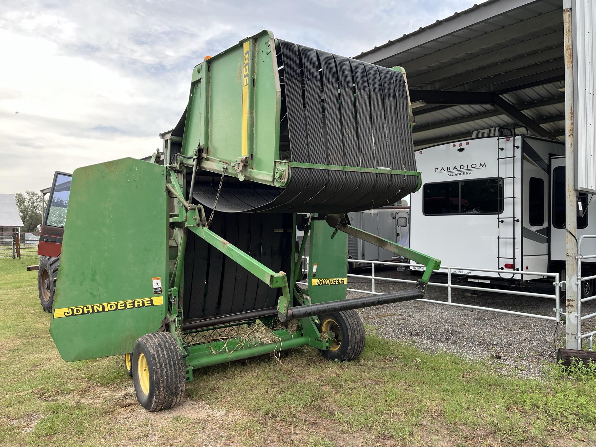 1997 John Deere 566