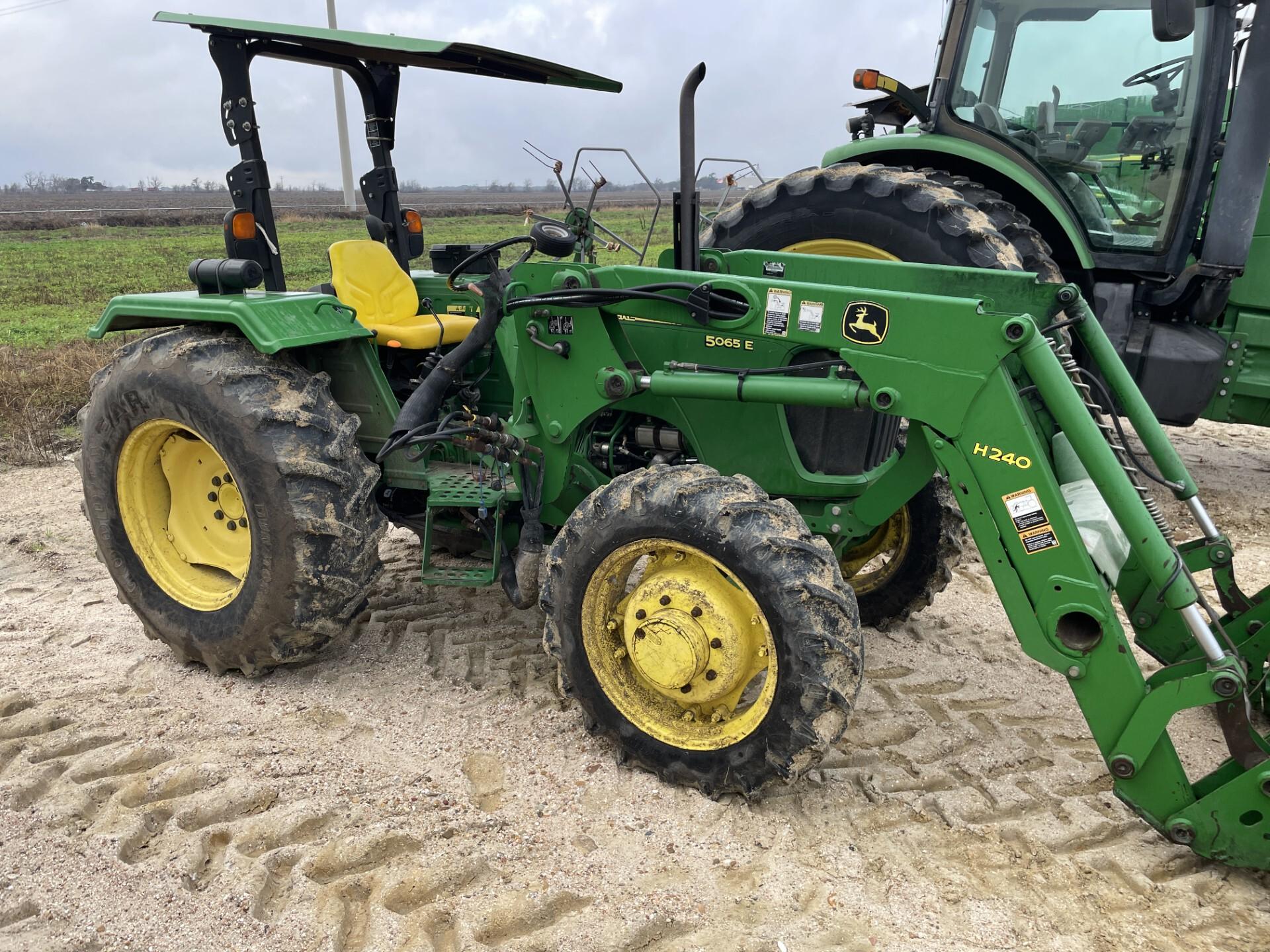 2013 John Deere 5065E Image