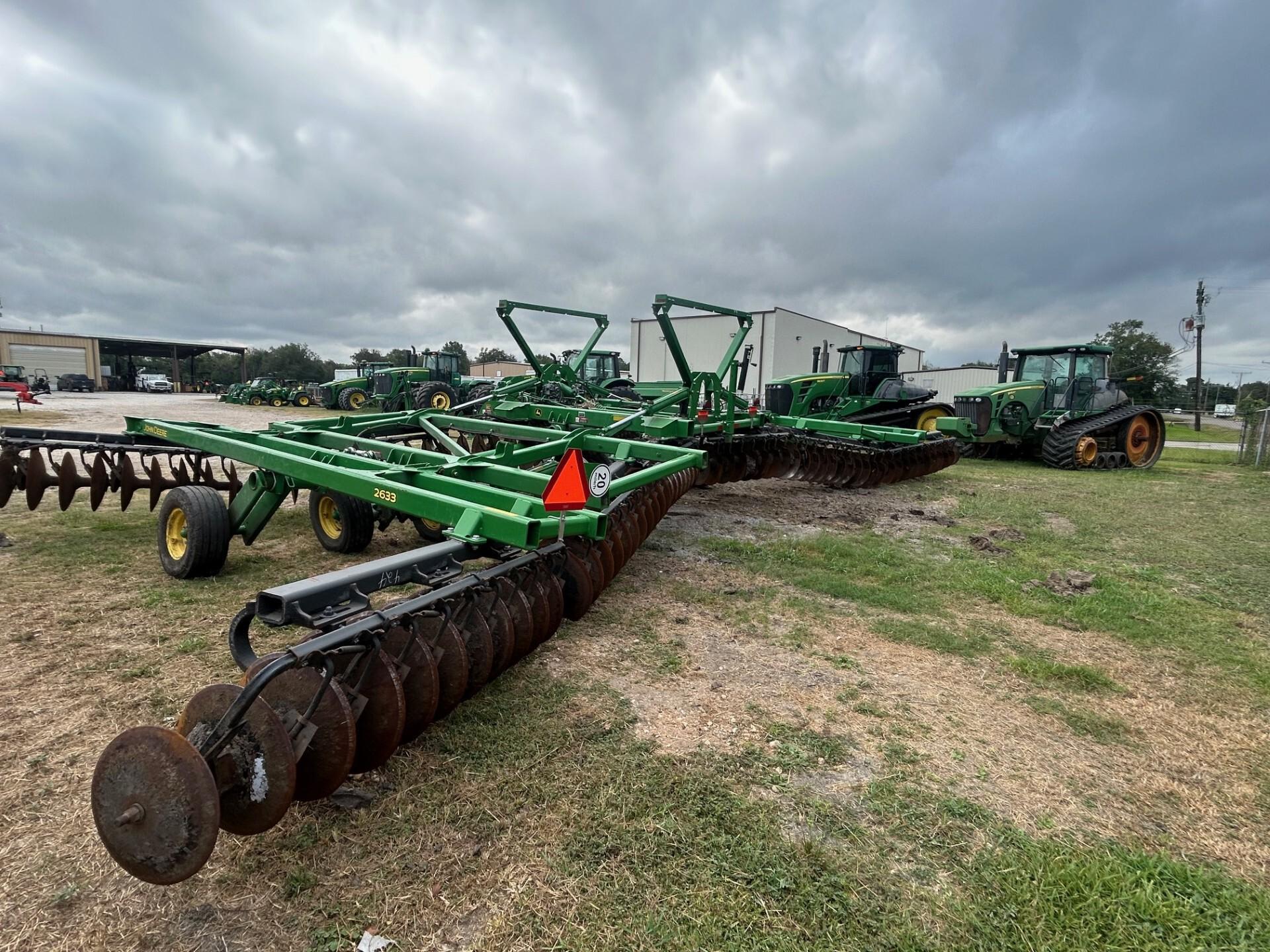 2023 John Deere 2633 LT Fold Disk – 40’8″ DPFS