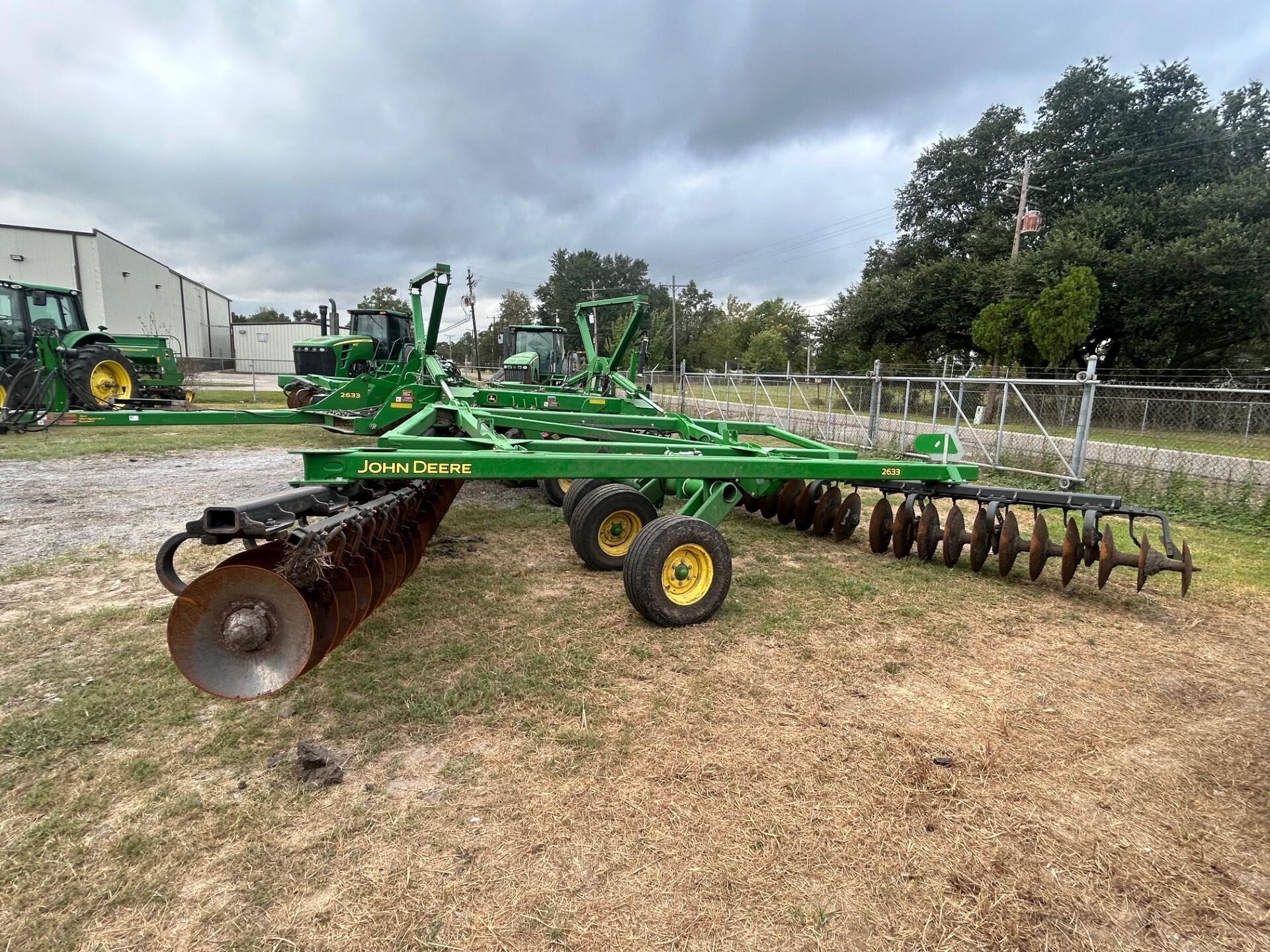 2023 John Deere 2633 LT Fold Disk – 40’8″ DPFS