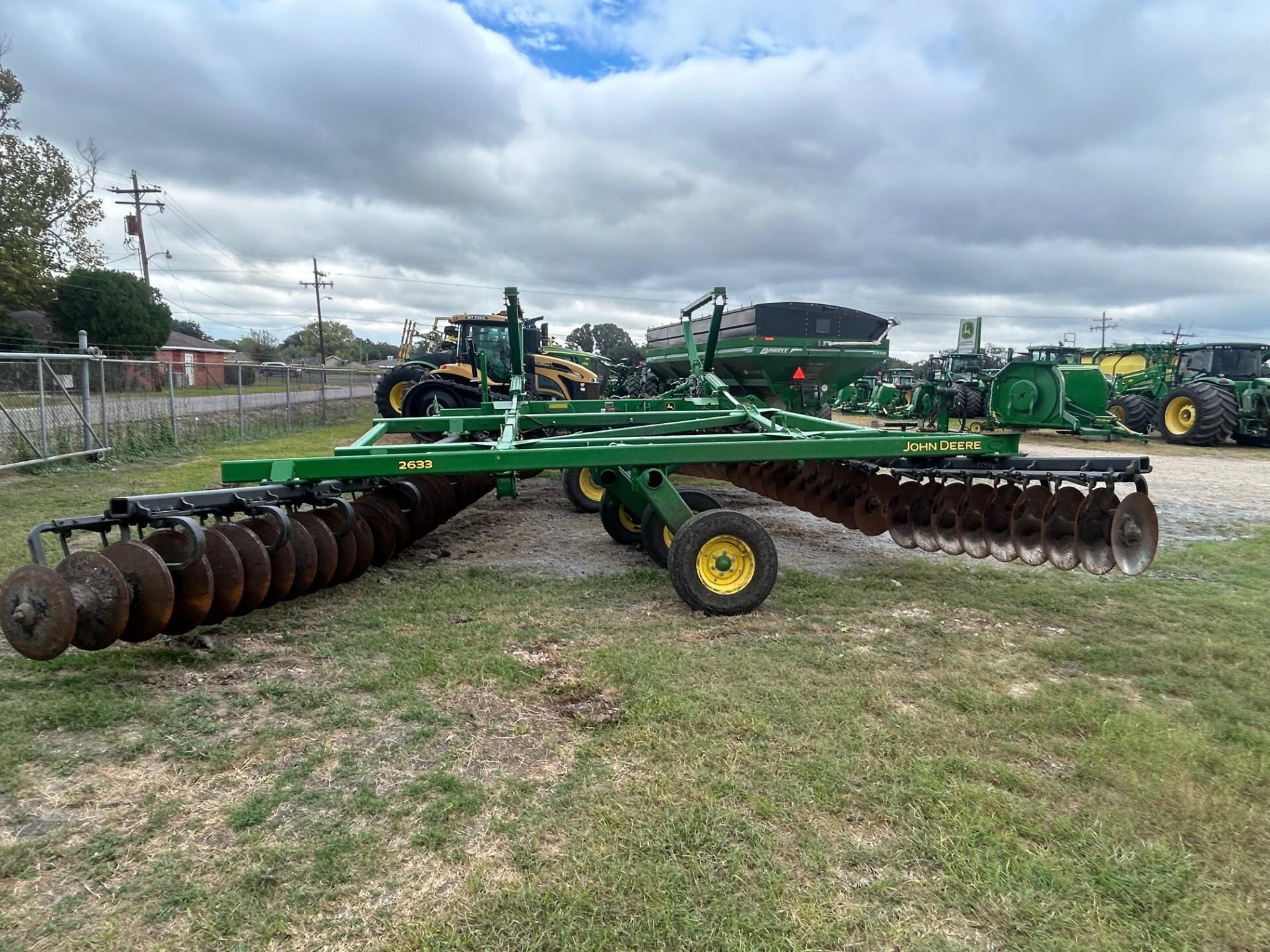 2023 John Deere 2633 LT Fold Disk – 40’8″ DPFS